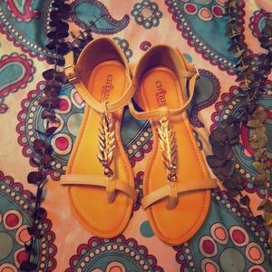 ⬇️Leaf Plated Sandals⬇️